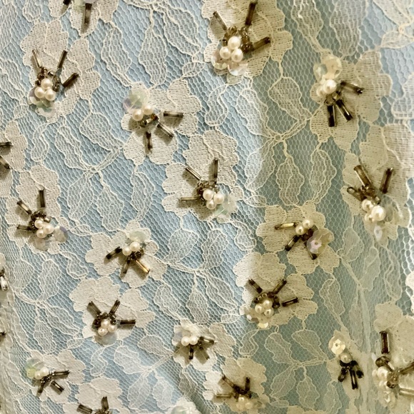 Vintage lace and pearl mini cape - Picture 3 of 14